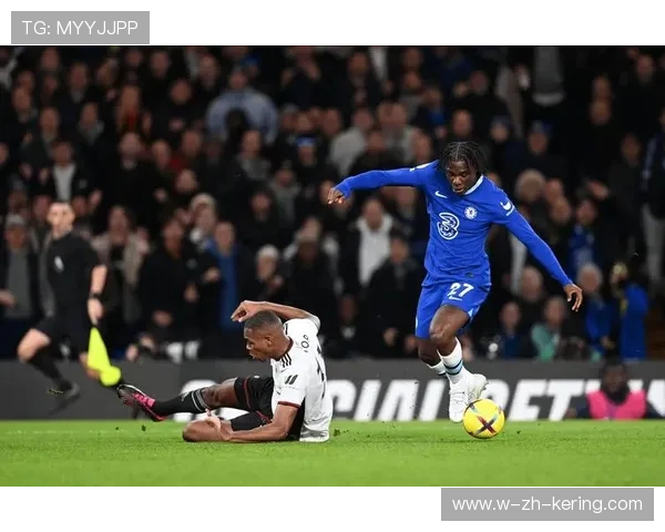 切尔西弧顶外脚背的挑传撕开对方缝隙