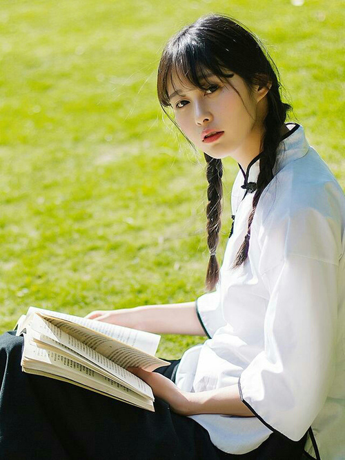 “高新体育中心：世界顶级武术选手齐聚，竞技与文化交织”