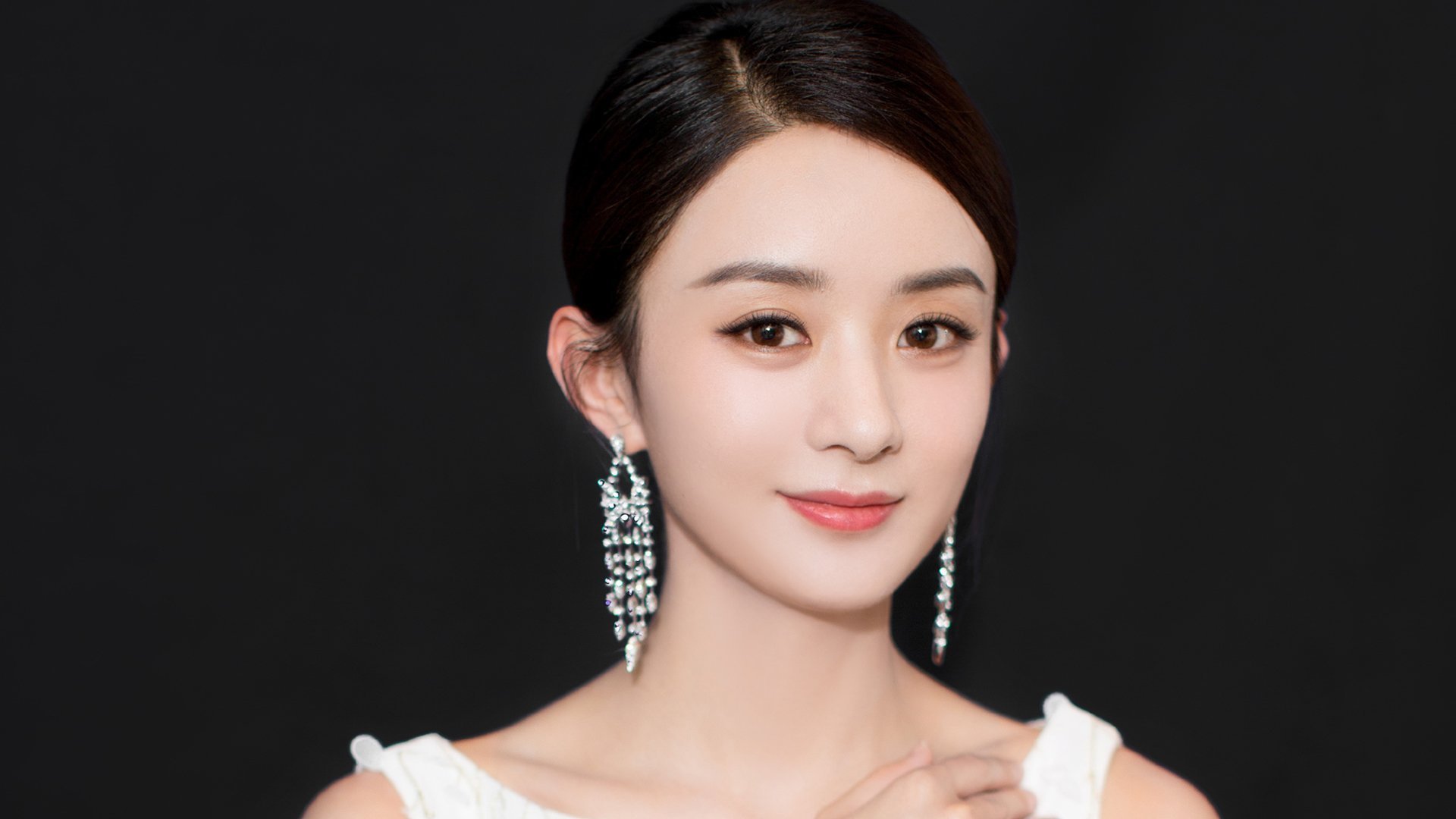 中国足球国家队强化中后场防守协同机制，足球中后卫防守技巧一对一视频