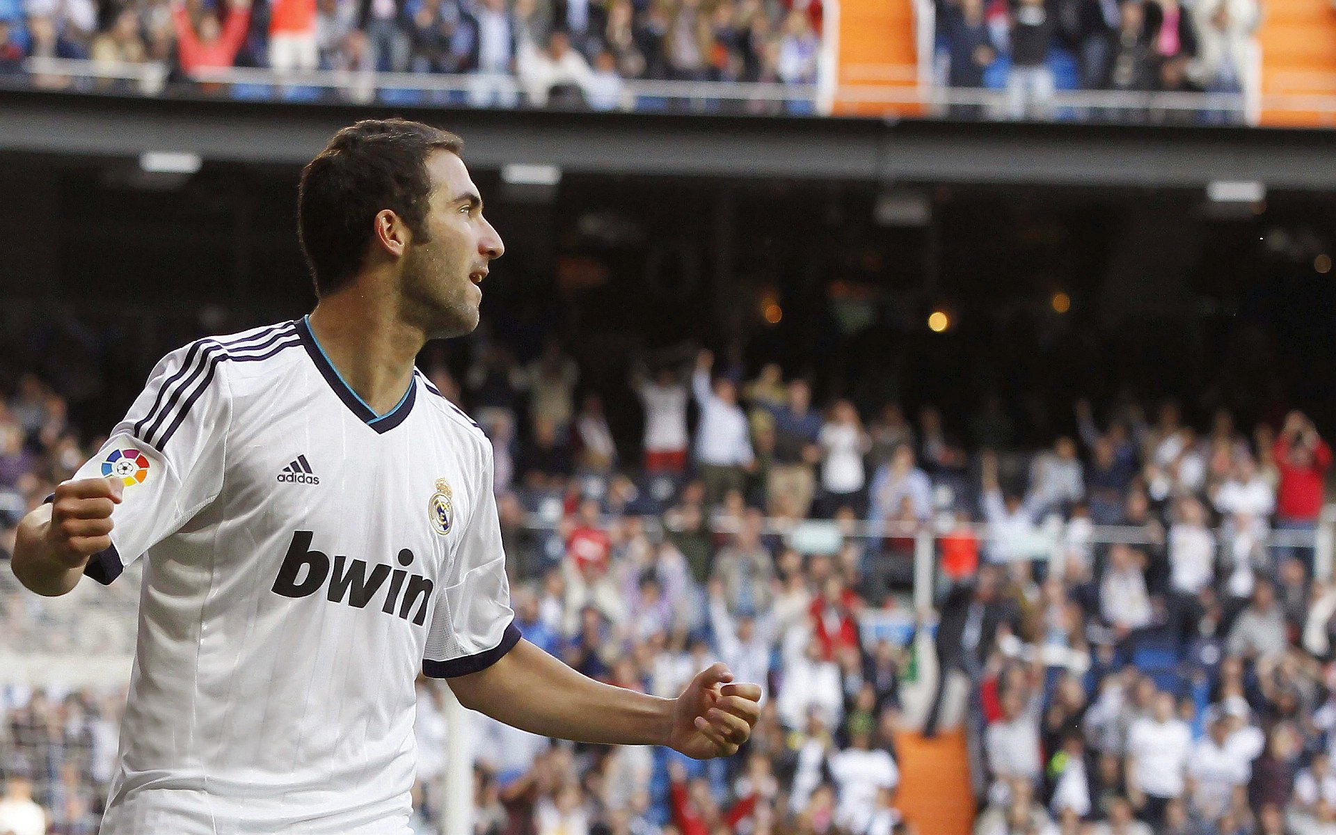 医院系统羽毛球联赛 医护人员用扣杀与网前小球释放压力